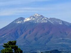標高1625m。別名、津軽富士。
古くから山岳信仰の対象となっているそう。
頂上は積雪、中腹は紅葉、麓は緑。
神々しい。