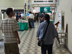 　新幹線JR燕三条駅近くの「燕三条地場産センター」に到着。イベントが行われているところに向かいます。

<資料>https://www.tsjiba.or.j
物産館には洋食器や伝統の技で作り上げた刃物や鎚起銅器、また、長く愛用できる洋食器やキッチン用品等が並びます。海外で人気を博す商品も多く、外国人旅行者にも対応する免税店でもあり、観光情報発信地として「道の駅燕三条地場産センター」にも指定されています。