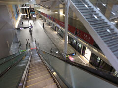 地下街からMRT機場線の台北駅へ。