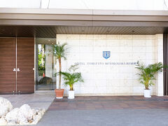 【ホテルトリフィート宮古島リゾート】
空港から徒歩10分とあり「まあ歩ける距離だな」って事で旅行前にアクセスに付いてちゃんと調べておきませんでした。ところが空港に到着し炎天下スーツケースを転がしての移動は大変そう(;´Д｀)
ホテルのホームページを今更確認すると送迎あり。だけど前日までの予約制です。ダメ元でホテルに電話したら迎えに来てくれました。車でも結構な距離があってとてもスーツケースを転がして歩くのは無理だったと思いました ε=(･o･*) ﾌｩ
          