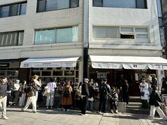 そして安国に来ました。

安国駅1番出口を出た途端に人だかりになっているので、すぐにわかります。
ここが「ARTIST BAKERY」。種類豊富な塩パンで大人気のBAKERYカフェです。
ひとまず場所だけを確認して、順番を待ちながら街歩きをします。