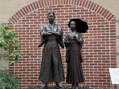 城山に登るロープウェイの山麓駅にやって来た。
坊ちゃんとマドンナがいる。

でもワシの中では松山と言えば、ダントツで「おはなはん」なのだ。