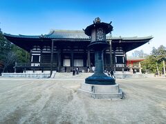 中門を抜けてすぐにあるのは、ご本尊の薬師如来を祀る金堂です。
