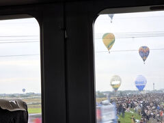 長崎から西九州新幹線かもめと特急リレーかもめを乗り継いで博多へ。
途中、窓からは佐賀バルーンフェスタの気球が見えました。