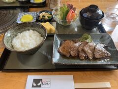 12時過ぎ湯村温泉近くの焼肉店で但馬牛のランチを食べました。
カルビ定食は柔らかくとても美味しくいただきました。