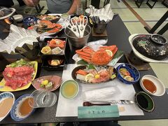 今夜のお宿とみや
本ずわい蟹１匹付きの夕食
右側は海鮮の焼物、左手は但馬牛のしゃぶしゃぶ、この後、天ぷら、茶碗蒸し、ご飯、味噌汁、デザート
どれも美味しいのですが食べきれませんでした。

建物は古いですが、2ヶ所の大浴場は夜と朝で男女入れ替えで両方楽しめました。どちらも露天風呂もあり満足度の高いお宿でした。
