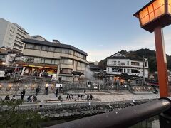 湯村温泉に到着です。宿にチェックインした後、温泉街へ
16:00荒湯付近の様子です。
観光客が足湯に入ってるのが見え、その奥で温泉を利用して卵や野菜を茹でるところがあります。