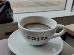 滑走路が見える窓側の席で暫し航空機を眺めます。