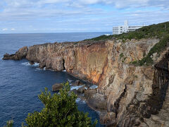長さ２km、高さ60ｍになる柱状節理の大岩壁です。
柱状節理、そうです、今年の６月に行った東尋坊も柱状節理です！
雄大な景色、気持ちいいなぁ～。
ごつごつした岩に自然の驚異を感じます。
おぉ～、絶景かな、絶景かな！
三段壁のダイナミックな断崖、どこまで広い太平洋が最高に気持ちいい。