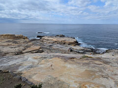 約1500万年前に堆積した砂岩が、長い年月をかけて波に浸食されました。
畳を千畳敷きならべた広さとのことですが、ホントですか？
めちゃ不思議な光景ですね。
真正面に太陽が沈むそうです。
夕陽の名所とのことでした。
ロマンチックだね。