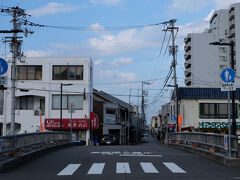 三津駅から橋を渡り　商店街へ