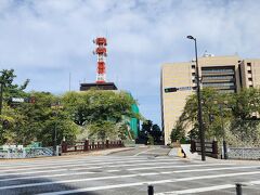 駅から歩いて　２～３分くらいでお城の濠へ着きます（本丸濠）