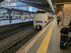 大阪駅9:12発サンダーバード11号に乗車です。