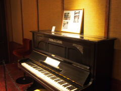 バーを覗くことが出来ました。

ジョン・レノンが弾いたといわれるアップライトピアノがありました。
ジョンレノンは1976年から亡くなる前年の1979年までの4シーズン、毎年夏に一家でアルプス館に宿泊していたそうです。