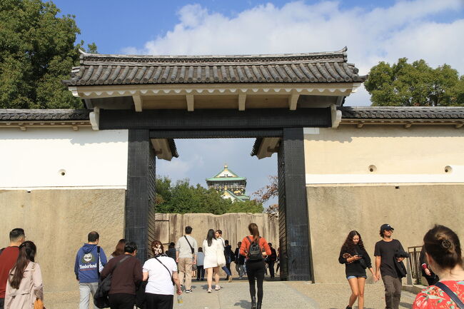 お堀端から天守閣にむかいます。