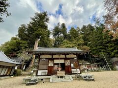 以前、訪れた。
宇太水分神社
速秋津比古神、天水分神、国水分神を祀る水信仰の盛んな古社。
朱塗り、一間社隅木入春日造りの本殿は国宝。
