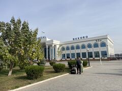 シャルク号でサマルカンドから14:40、ブハラに到着。旅行は疲れるので、2時間15分の乗車中はゆっくりできる休息時間。旧市街のホテル近くまでYandexなどの一般車両は入れないと思いバスを使ったら、乗降が多くて時間がかかるし、車内は激混み！バス停から1.5キロぐらい歩いたら、10月下旬なのにものすごく暑かった。