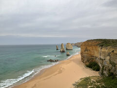 十二使徒とは…？
イエスには多くの弟子がいましたが、その中から特別に選ばれた12人の弟子は「12弟子」と呼ばれています。12弟子は、ペテロをやアンデレなどガリラヤ出身の漁師が多く、徴税人のマタイや熱心派（反ローマ帝国の過激派）のシモンなどがおり、イエスからその教えを学びました。
イエスの昇天後、12弟子はイエスの教え「福音」を伝えるために、各地で布教を行ないました。そのため、12弟子は「送り出された者」という意味で「12使徒」とも呼ばれます。