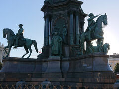 モーツアルト像から、少し歩いていくとマリア・テレジア広場があり、女帝マリア・テレジア像があります。
ちょうど逆光の時間帯でした…。