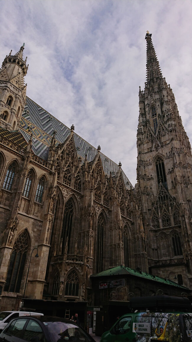 天気も良くて、寒くない。<br />まずは、シュテファン大聖堂へ。<br />建物が立派すぎて…。見入っちゃいます。