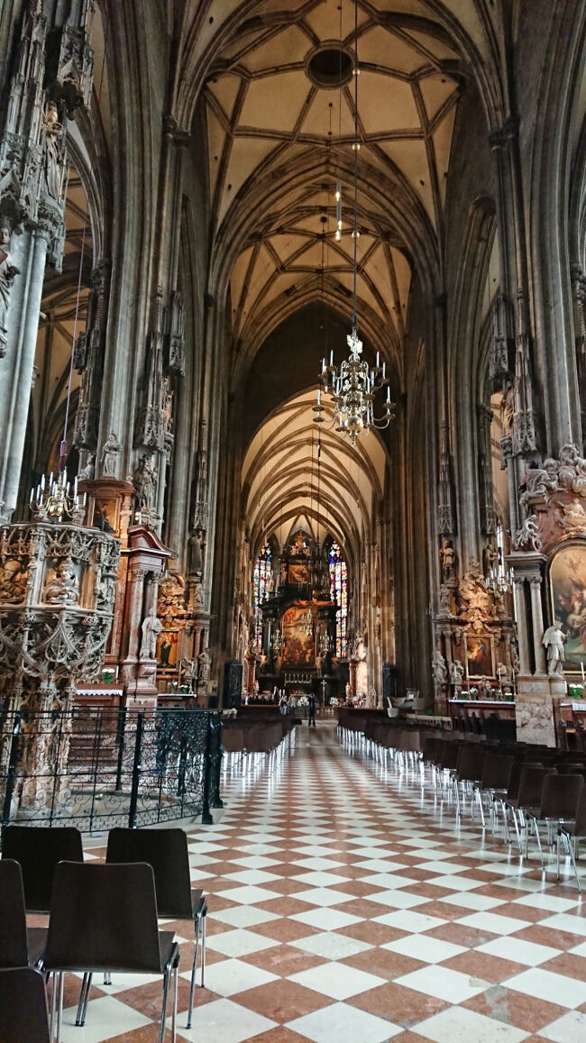 中もすごい。奥に主祭壇が見えます。