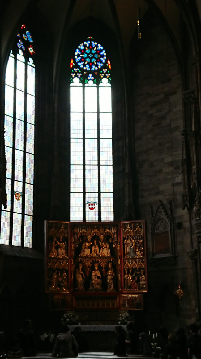 ステンドグラスもきれいです<br />