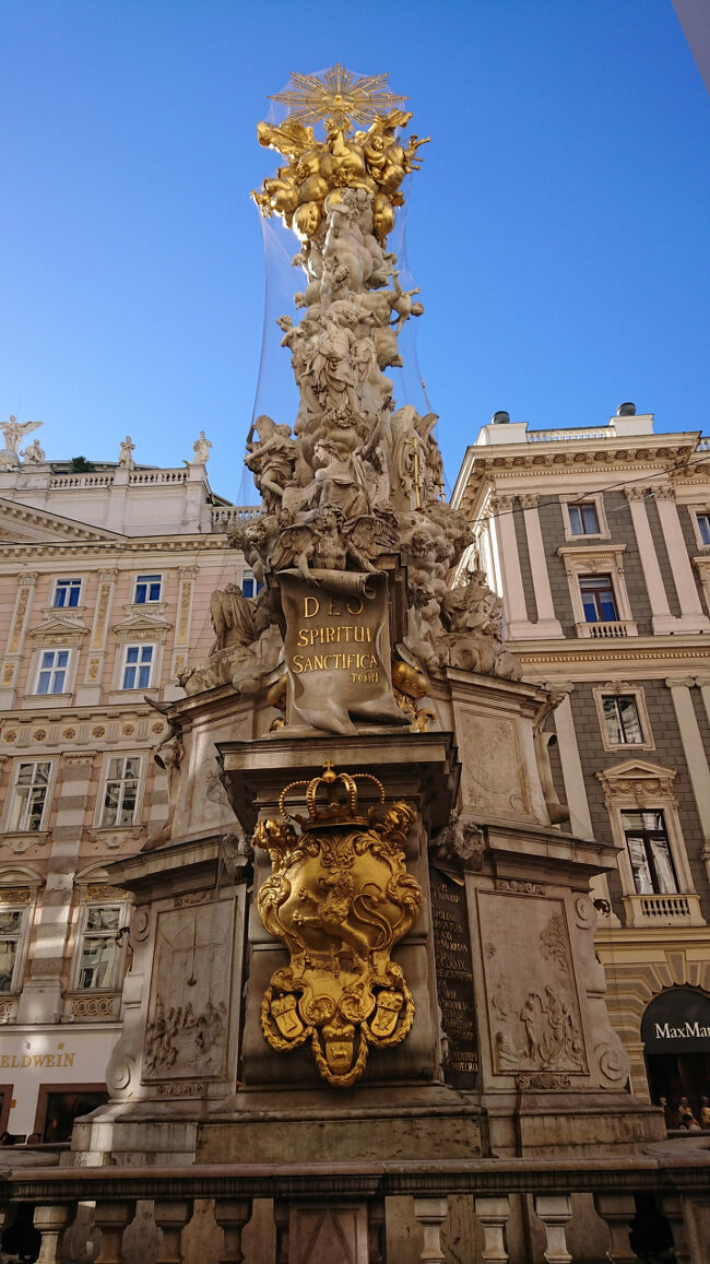 グラーベン通りを歩きます。<br />ペスト記念柱がありました。<br />猛威をふるったペスト流行の終焉を記念して造られたのだそうです。