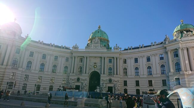 ホーフブルク（王宮）へ来ました。<br />ミヒャエル門。