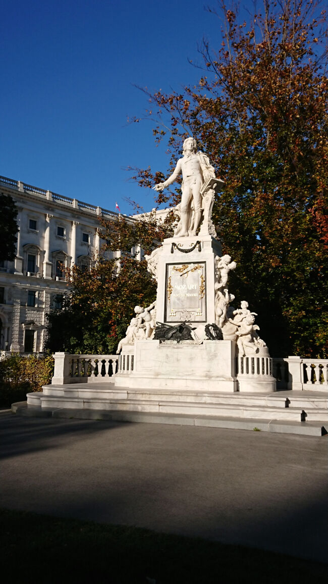 王宮庭園にあるモーツァルトの像を見に行きました。<br />モーツァルトの音楽大好きです。<br /><br />