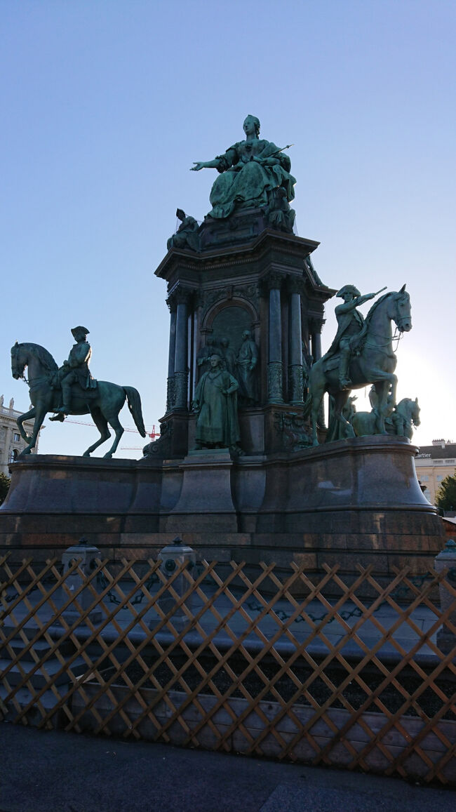 モーツアルト像から、少し歩いていくとマリア・テレジア広場があり、女帝マリア・テレジア像があります。<br />ちょうど逆光の時間帯でした…。