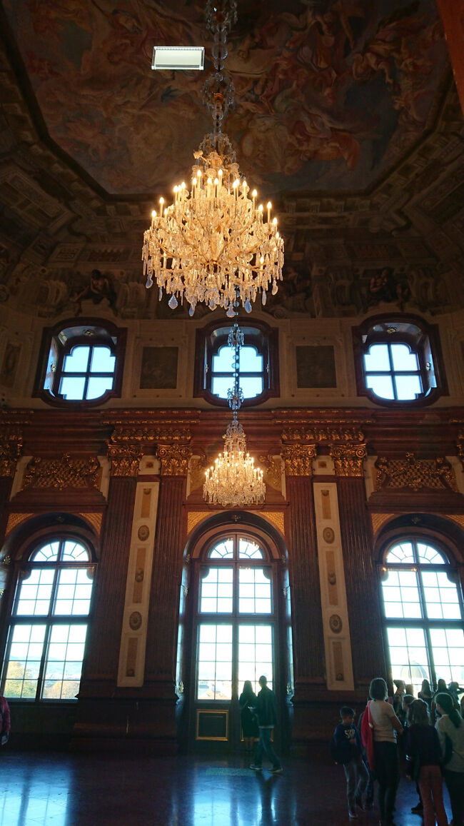 美術館ですが、宮殿というだけあって外観も内装も豪華ですね。