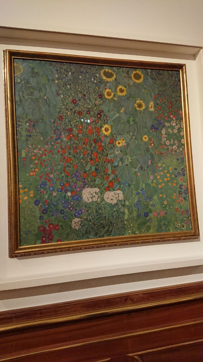 絵を見るのは好きです。<br />旅行に来ると、世界の名画を見られるのがいいですよね。