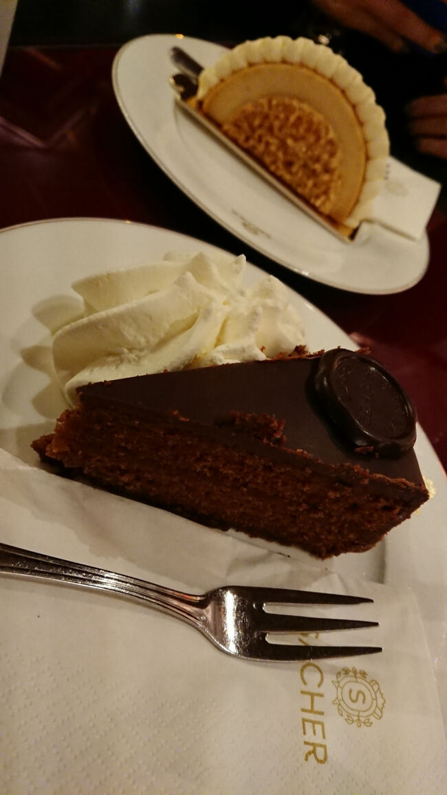 こちらでも同じザッハトルテが食べられるとの事なので、ザッハトルテをいただきます。<br />あともう一つは友人が選んだ違うケーキ。