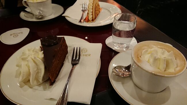 メランジェも飲んでみました。<br />ケーキもドリンクも甘い＆甘いです。<br />チョコレートは苦手なので普段だったらチョコケーキは食べません。<br />でも旅先の名物となれば食べてみますよね。記念ですから。