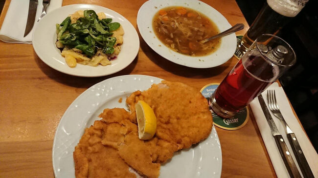食べたかった、ウィンナーシュニッツェルをやっと食べられました。<br />おいしい！<br />あとは、サラダ？（ポテトサラダかな）とスープをいただきました。<br />料理も雰囲気もいいお店でしたよ。