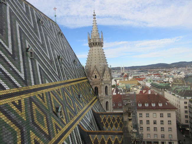 上りたかった北棟へ。エレベーターで上がれます。<br />急勾配の屋根のモザイクがほんとうに素敵でした。<br />屋根の角度すごい。