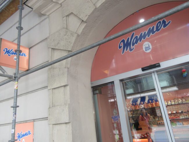 近くに、マンナーのお店。<br />ウエハースやチョコレートなど人気のお菓子屋さんです。<br />お土産にいいですよ。