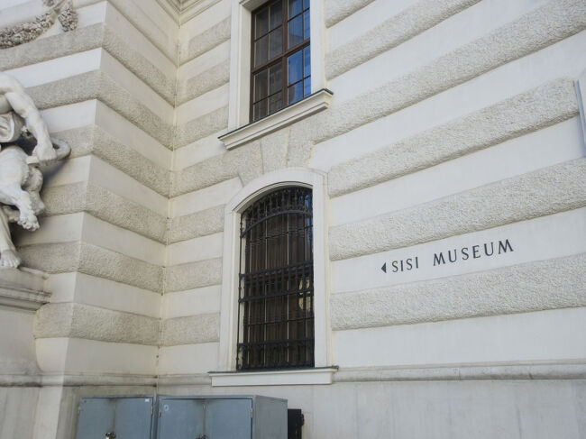 お目当ては、シシィミュージアム。<br />皇帝一家の居住空間であった旧王宮にあります。