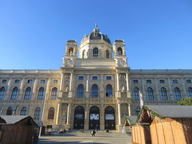 手前にある建物は、クリスマスマーケットのお店たちです。<br />残念ながら私たちが旅行中は、まだクリスマスマーケットの期間ではありませんでした。<br />クリスマスマーケット見てみたかったなぁ。
