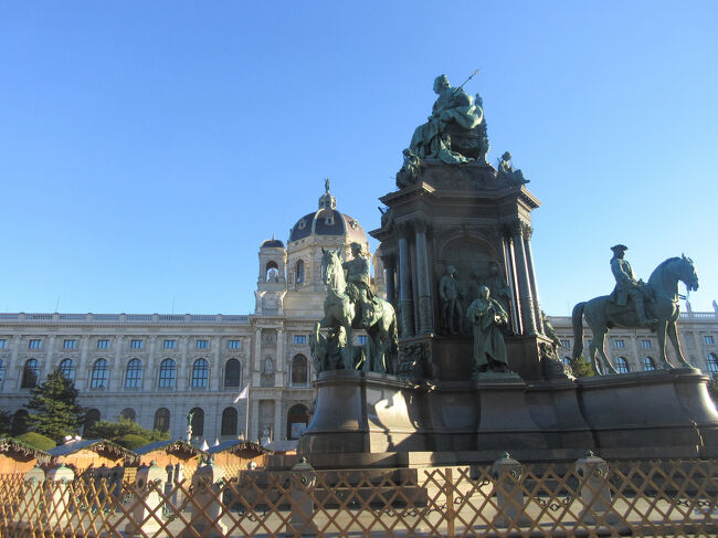 正面から撮ると逆光だったので、横からも撮ってみました。<br />マリア・テレジア像の奥に見えるのは、美術史美術館？自然史博物館？どちらかです