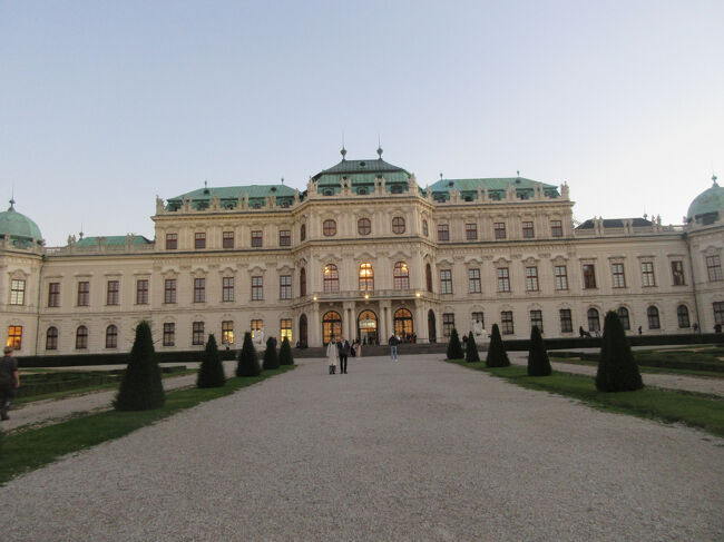 ベルヴェデーレ上宮はバロック様式の外観で、とっても素敵。<br />元々は、オイゲン公(王宮に銅像があった)の夏の離宮だったようです。