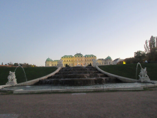 庭園広いんですよ。上宮（美術館）があんなに遠くに見える！