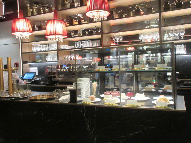 思っていたのとなんか違う…。<br />カフェ・ザッハーではなかったようです。<br />（どうりで、すんなり入れた訳だ）<br />こちらはカフェ・ベルエタージュの方でした。<br />（十分素敵なカフェです）