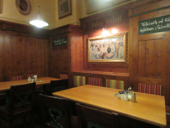 行った時はまだ空いていましたが、あっという間に地元の人たち（たぶん）で満席になりました。人気のお店です。