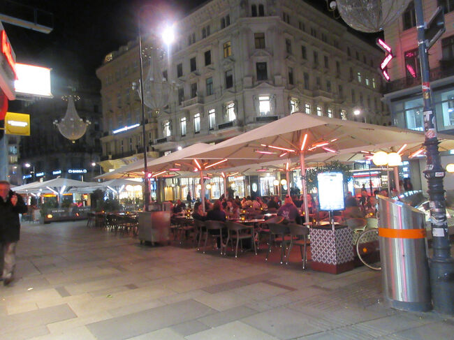 テラス席のあるお店で食事するのも良さそうだな～。<br />たくさん見かけました。