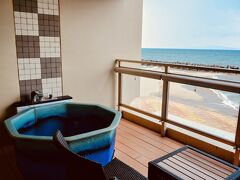 大阪から米子までバスと新幹線+特急やくもと然程時間が変わらないと言う...金額は倍くらい違うのに

母が3月、私が5月が誕生日なのでその間の4月に毎年旅行に行っており、今回はずっと行きたいと話してたインフィニティ露天風呂のある皆生游月さん
客室露天風呂があって、部屋食にも対応していたのも◎
塩の湯と言われているだけあって、温泉から出てもずっとぼかぽかしてた
露天風呂の温度がちょうど良くて母と何回も入りに行ったくらい
インフィニティ感は微妙だったけど、泉質は1番かもレベルで好み