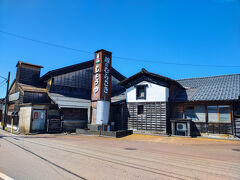 とりあえず散歩を。長岡市の摂田屋は醸造の町。日本酒はもとより、醤油や味噌の生産が盛ん。写真は約200年前に創業した「越のむらさき」。前に来たときは平日だったので醤油のよい香りがしました