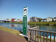 また旧中川の水辺へ。旧中川は、かつては中川本流の下流部に位置した河川だったそうですが荒川と中川の治水開削工事で中川本流と分断され、現在は旧中川という呼称の河川になっているそうです。