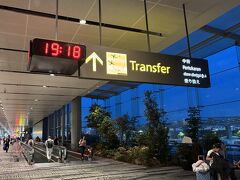 チャンギ国際空港で乗り換えます。