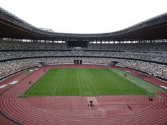 どうしてもサッカー観戦目線になってしまいますが、やはりグラウンドの周りにトラックがあると、ピッチが遠く感じるなあと思いながら見学していました。
偶然1ヵ月ぐらい前に友人に誘われ、味スタでサッカー観戦したばっかりだったので、尚更そう感じたのかもしれません。